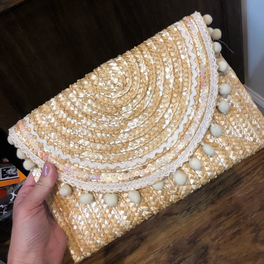 Straw clutch with pompoms